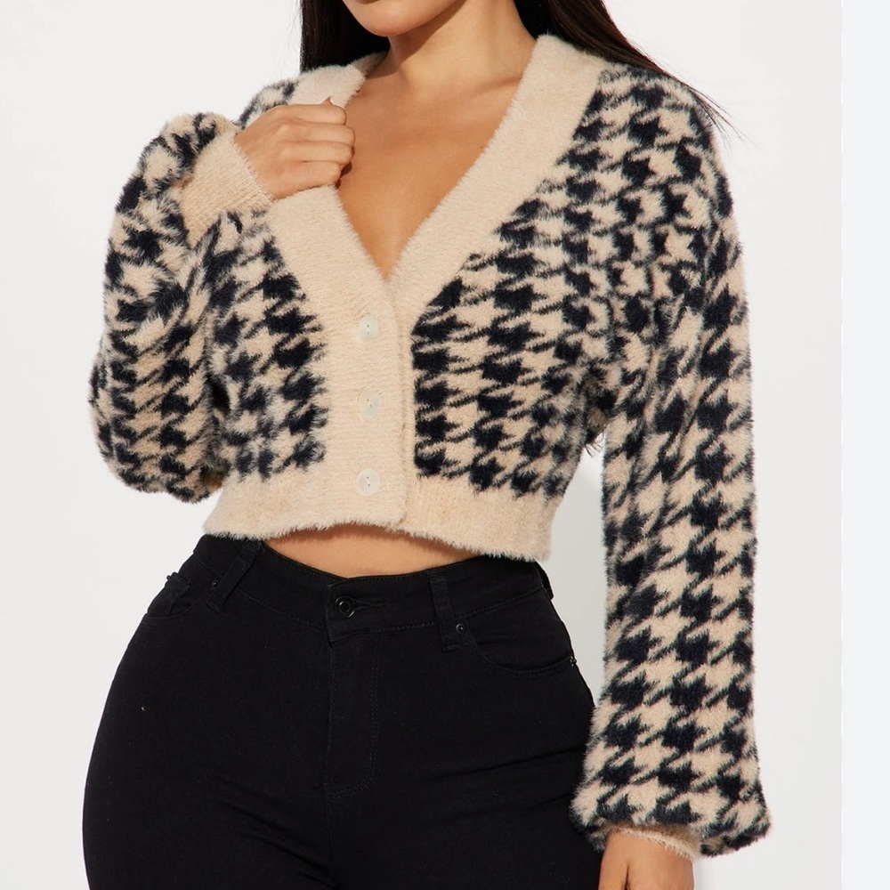 Fashion Nova Good Sights Houndstooth Sweater Blackโ combo
Soft V Neck NWT